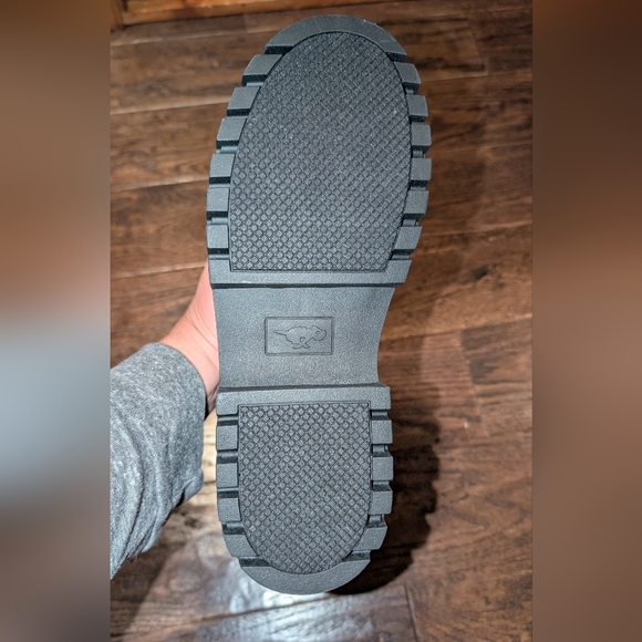 NWOT Rocket Dog Lug Boot In Black With Cushioned Sole - Picture 5 of 8